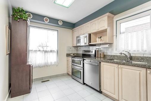 19 Boxdene Ave, House detached with 3 bedrooms, 4 bathrooms and 4 parking in Toronto ON | Image 6
