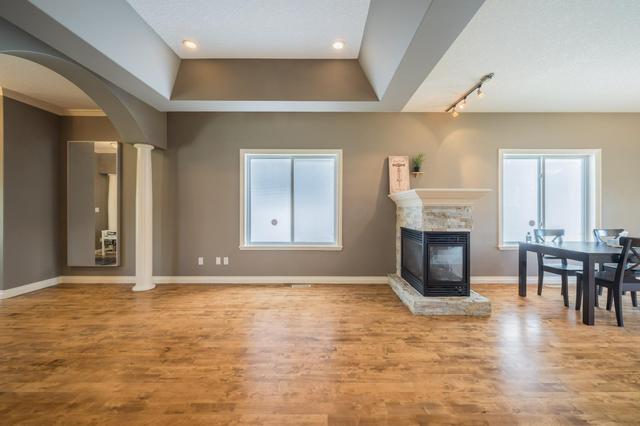 505 17 Avenue Nw, Home with 6 bedrooms, 3 bathrooms and 2 parking in Calgary AB | Image 4
