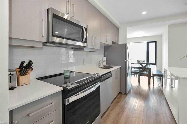 915 - 15 Queen St, Condo with 2 bedrooms, 1 bathrooms and 1 parking in Hamilton ON | Image 3