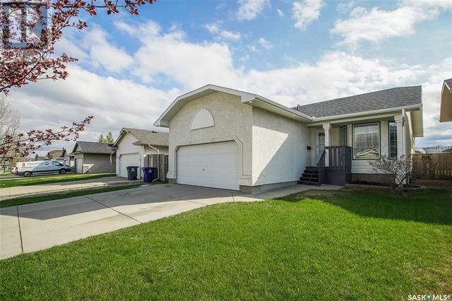110 Overholt Cres, House detached with 5 bedrooms, 3 bathrooms and null parking in Saskatoon SK | Card Image