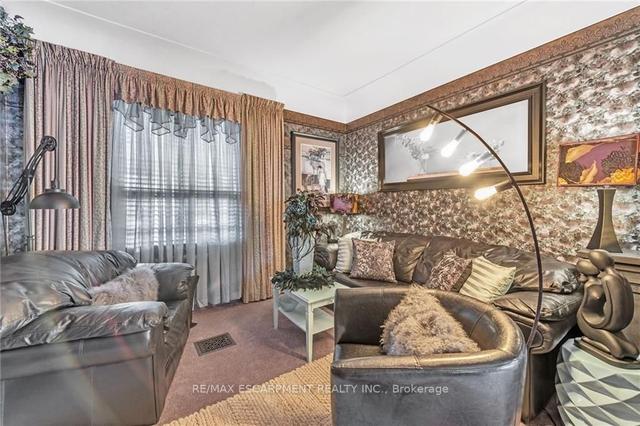 204 Bell Ave, House detached with 2 bedrooms, 3 bathrooms and 5 parking in Hamilton ON | Image 4