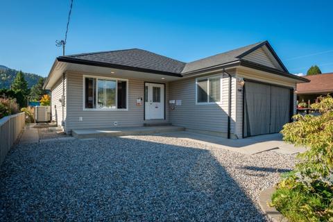 608 6th Avenue, House detached with 4 bedrooms, 2 bathrooms and 6 parking in Castlegar BC | Card Image