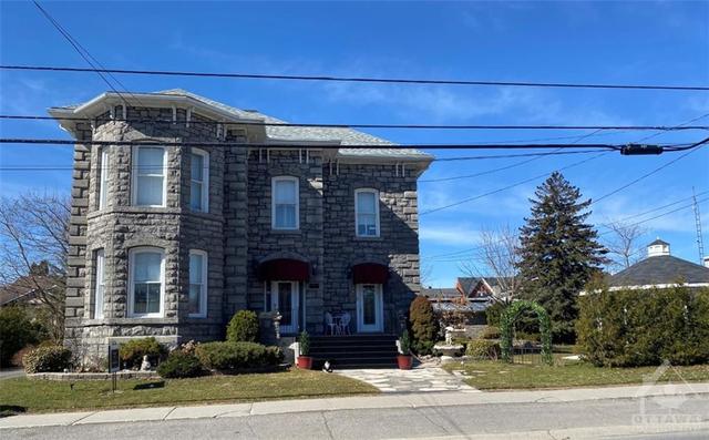 528 St Lawrence Street, House detached with 4 bedrooms, 3 bathrooms and 25 parking in North Dundas ON | Image 1