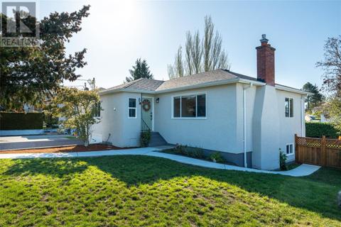 569 Broadway St, House detached with 4 bedrooms, 2 bathrooms and 3 parking in Saanich BC | Card Image