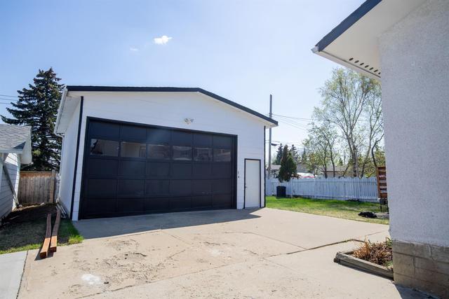 9319 112 Ave, House detached with 5 bedrooms, 2 bathrooms and 5 parking in Grande Prairie AB | Image 3