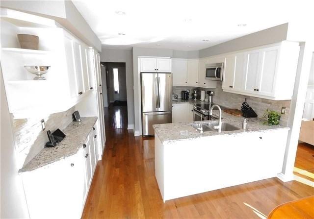 1190 Valleybrook Dr, House detached with 4 bedrooms, 3 bathrooms and 4 parking in Oakville ON | Image 4