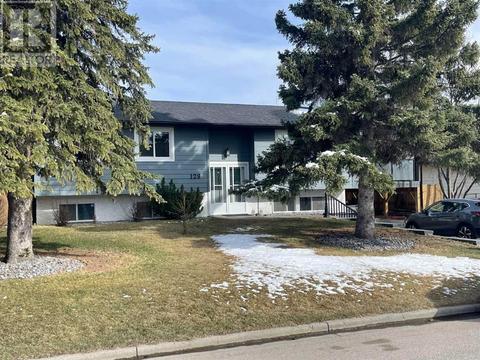 129 Chinook Drive, House detached with 5 bedrooms, 2 bathrooms and 5 parking in Cochrane AB | Card Image
