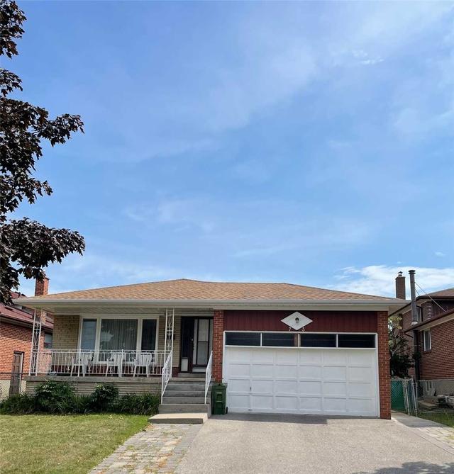 73 Iangrove Terr, House detached with 2 bedrooms, 1 bathrooms and 1 parking in Toronto ON | Card Image