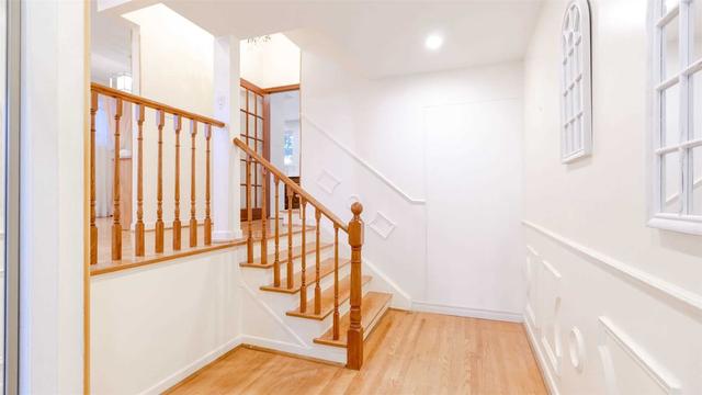 upper - 28 Dibgate Blvd, House detached with 3 bedrooms, 1 bathrooms and 1 parking in Toronto ON | Image 9