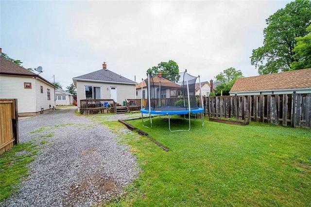 96 Vale Ave, House detached with 2 bedrooms, 1 bathrooms and 2 parking in St. Catharines ON | Image 4