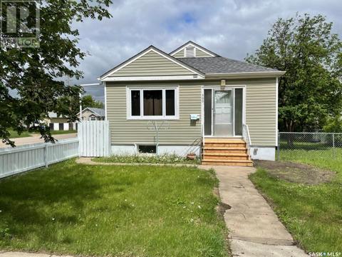 500 9th Street E, House detached with 3 bedrooms, 2 bathrooms and null parking in Prince Albert SK | Card Image