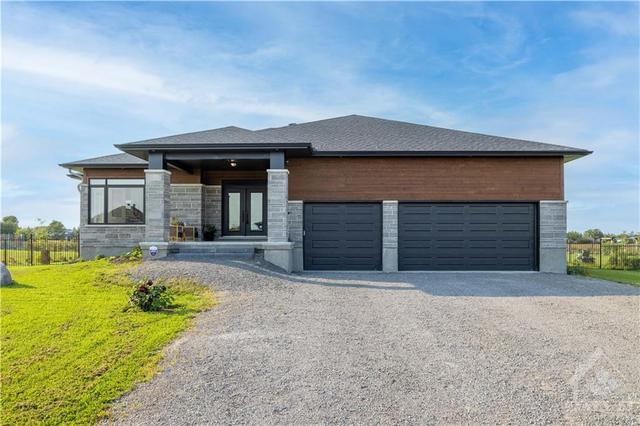 7 Hogan Drive, House detached with 5 bedrooms, 3 bathrooms and 6 parking in McNab/Braeside ON | Card Image