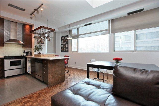 8 Wellesley St E, Condo with 2 bedrooms, 1 bathrooms and 1 parking in Toronto ON | Image 9