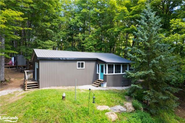 2122 Trapper's Trail Road, House detached with 2 bedrooms, 1 bathrooms and 2 parking in Dysart et al ON | Image 2