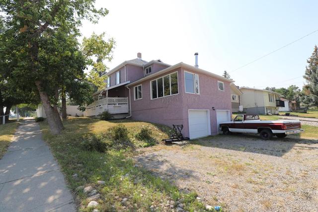 908 East Avenue, House detached with 4 bedrooms, 2 bathrooms and 6 parking in Improvement District No.  4 Waterton AB | Image 3