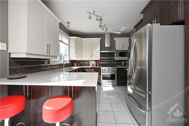 867 Como Crescent, House detached with 4 bedrooms, 3 bathrooms and 6 parking in Ottawa ON | Image 5