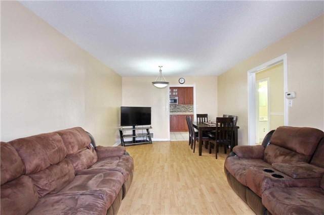82 Guildford Cres, Townhouse with 3 bedrooms, 2 bathrooms and 1 parking in Brampton ON | Image 5
