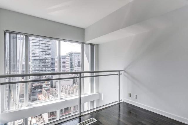 lph26 - 21 Nelson St, Condo with 1 bedrooms, 1 bathrooms and 1 parking in Toronto ON | Image 4