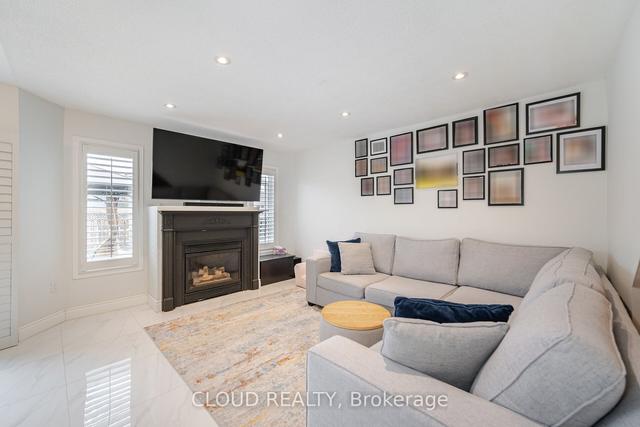68 Sylwood Cres, House detached with 3 bedrooms, 4 bathrooms and 5 parking in Vaughan ON | Image 2