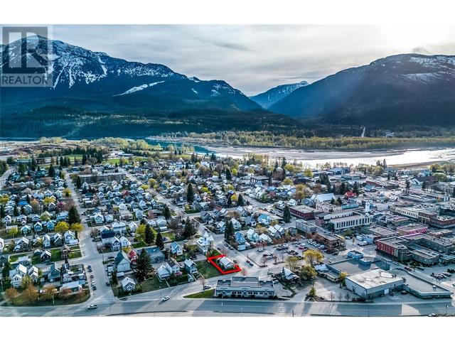 301 First Street E, House detached with 2 bedrooms, 1 bathrooms and 2 parking in Revelstoke BC | Image 6
