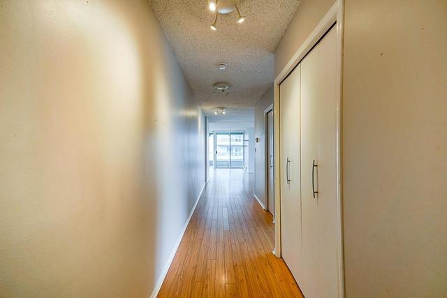 1702 - 1135 Quayside Drive, Condo with 3 bedrooms, 2 bathrooms and null parking in New Westminster BC | Card Image