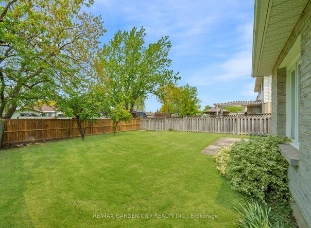 29 Bascary Cres, House detached with 4 bedrooms, 3 bathrooms and 6 parking in St. Catharines ON | Image 16