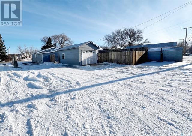 630 4th Street, House detached with 1 bedrooms, 1 bathrooms and null parking in Estevan SK | Image 2