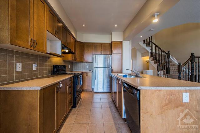 987 Klondike Road, Townhouse with 3 bedrooms, 3 bathrooms and 3 parking in Ottawa ON | Image 6