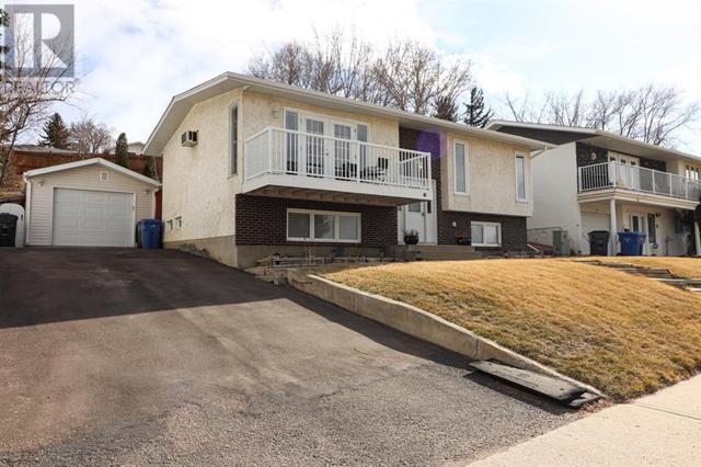 7 Valleyview Drive Sw, House detached with 4 bedrooms, 2 bathrooms and 2 parking in Medicine Hat AB | Card Image