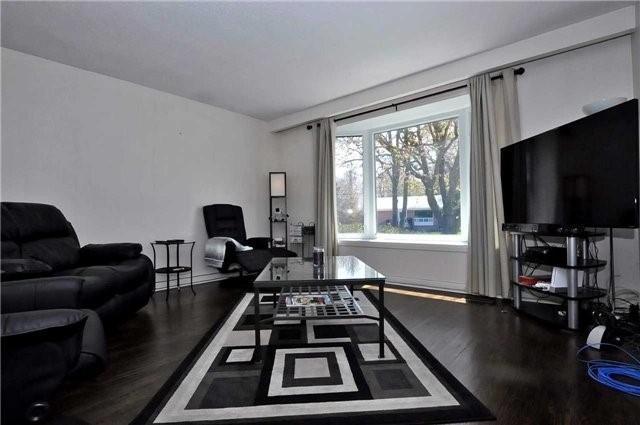 104 Glass Dr, House detached with 3 bedrooms, 2 bathrooms and 4 parking in Aurora ON | Image 2