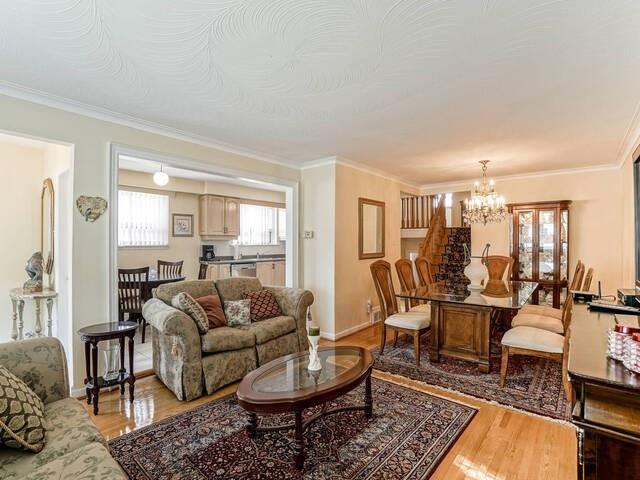 7 Grampian Cres, House semidetached with 4 bedrooms, 3 bathrooms and 5 parking in Toronto ON | Image 2