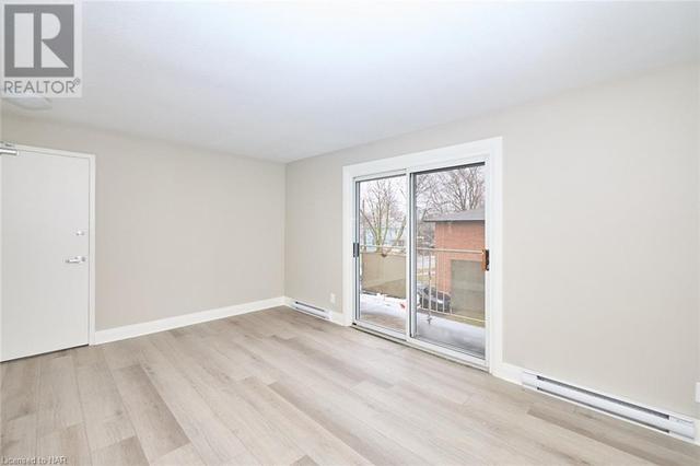 3 - 15 John Street, Condo with 2 bedrooms, 1 bathrooms and 1 parking in St. Catharines ON | Image 4