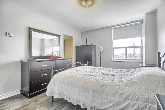 1003 - 25 Four Winds Dr, Condo with 3 bedrooms, 2 bathrooms and 1 parking in Toronto ON | Image 7