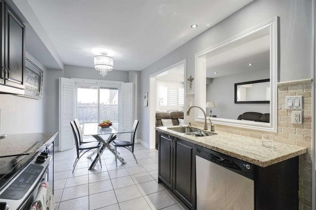 27 Manordale Cres, House semidetached with 3 bedrooms, 3 bathrooms and 4 parking in Vaughan ON | Image 6