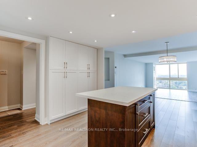 1809 - 131 Beecroft Ave, Condo with 2 bedrooms, 2 bathrooms and 1 parking in Toronto ON | Image 3