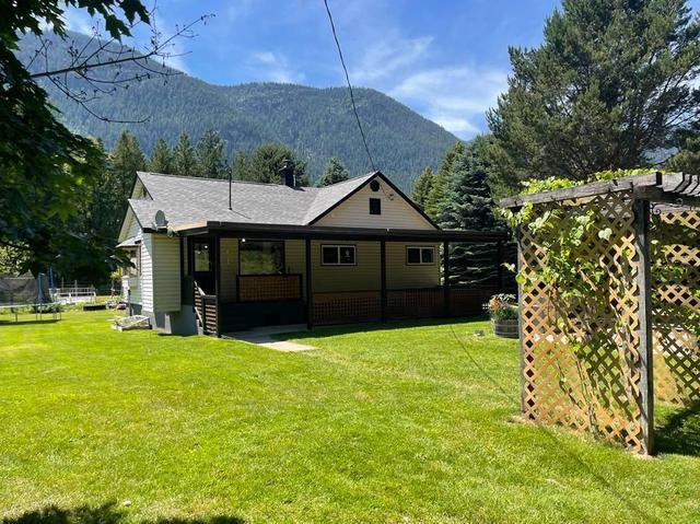 3018 Highway 6, House detached with 3 bedrooms, 1 bathrooms and null parking in Central Kootenay H BC | Card Image