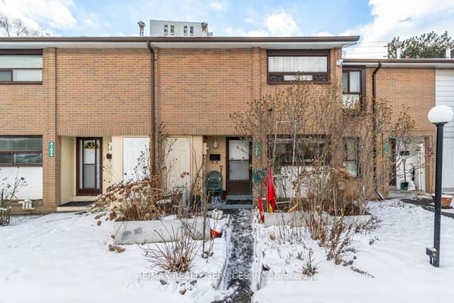 108 Fleetwood Cres, Townhouse with 3 bedrooms, 2 bathrooms and 1 parking in Brampton ON | Image 1