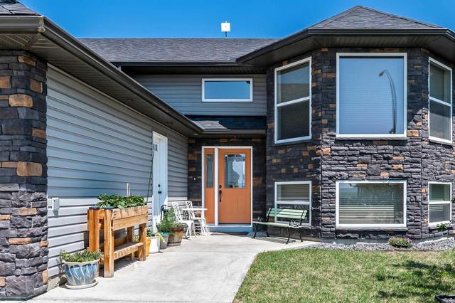 142 Westview Drive, House detached with 5 bedrooms, 3 bathrooms and 4 parking in Nanton AB | Image 2