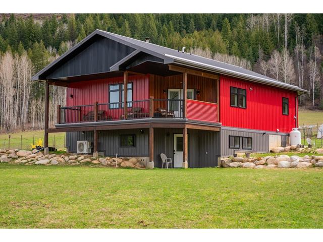 2346 Upper Glade Road, House detached with 2 bedrooms, 3 bathrooms and 10 parking in Central Kootenay I BC | Image 2