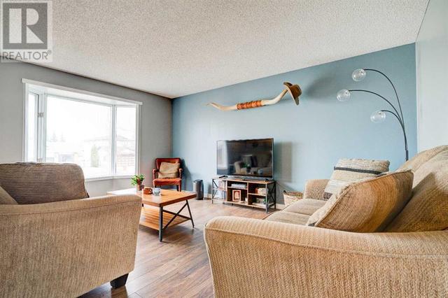 8926 102 Avenue, House detached with 4 bedrooms, 2 bathrooms and 2 parking in Grande Prairie AB | Image 3