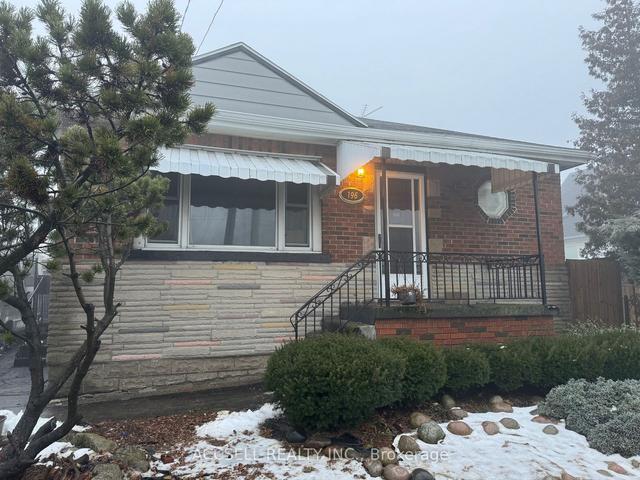 196 Queensdale Ave E, House detached with 2 bedrooms, 2 bathrooms and 3 parking in Hamilton ON | Image 1