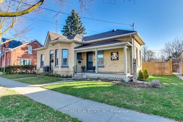 8 Superior St, House detached with 3 bedrooms, 1 bathrooms and 2 parking in Brantford ON | Image 1