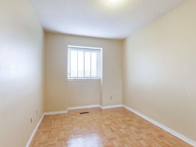 107 Moregate Cres, Townhouse with 3 bedrooms, 2 bathrooms and 1 parking in Brampton ON | Image 16
