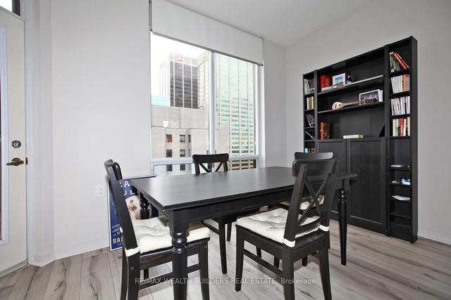 1912 - 85 Bloor St E, Condo with 1 bedrooms, 1 bathrooms and 1 parking in Toronto ON | Image 3