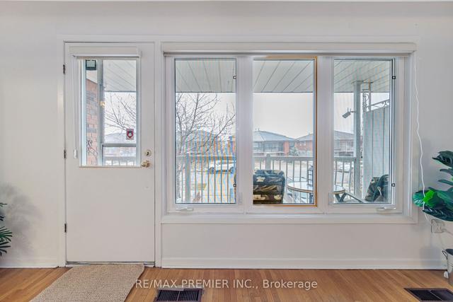 203 Cabana Dr, House semidetached with 3 bedrooms, 2 bathrooms and 3 parking in Toronto ON | Image 18