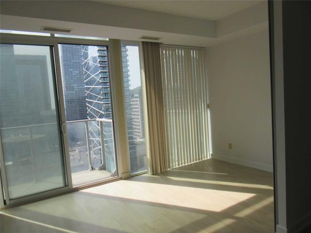 1802 - 126 Simcoe St, Condo with 1 bedrooms, 1 bathrooms and 0 parking in Toronto ON | Image 2