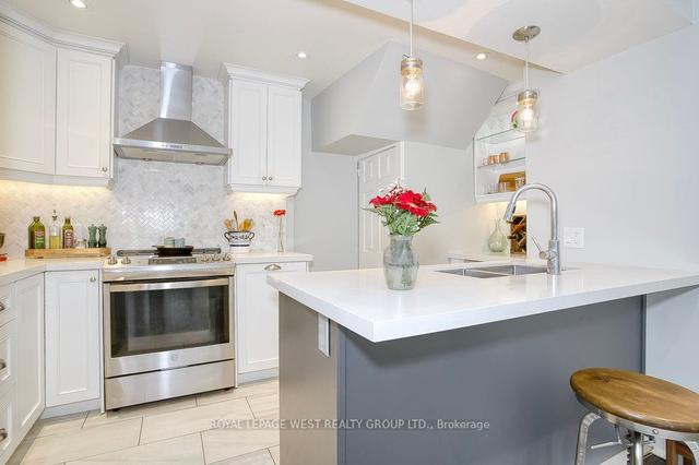 28 Sixth St, House detached with 3 bedrooms, 1 bathrooms and 1 parking in Toronto ON | Image 3