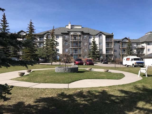 102 - 55 Arbour Grove Close Nw, Condo with 3 bedrooms, 2 bathrooms and 1 parking in Calgary AB | Image 1