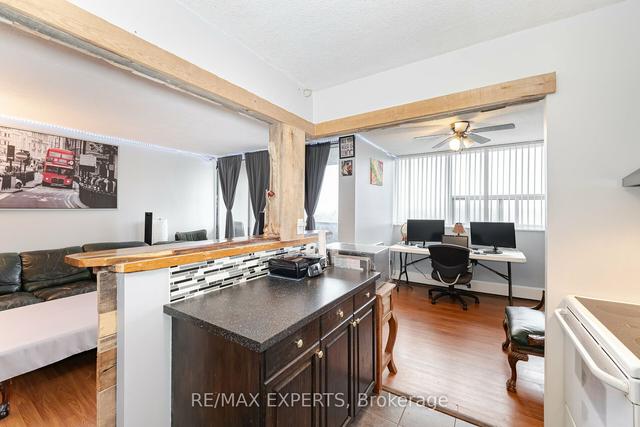 703 - 530 Lolita Gdns, Condo with 3 bedrooms, 1 bathrooms and 1 parking in Mississauga ON | Image 2