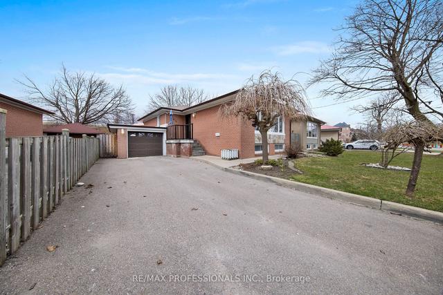 164 Wellesworth Dr, House detached with 3 bedrooms, 2 bathrooms and 5 parking in Toronto ON | Image 30